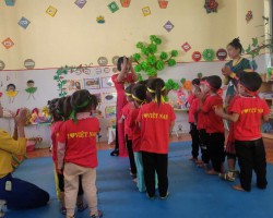 Cho trẻ làm quen với âm nhạc lớp mẫu giáo ghép 3-4-5 tuổi trường mầm non Sao Mai