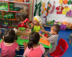 Cô giáo vận động phụ huynh đưa trẻ đến trường tại điểm bản Huổi Va A trường mầm non Hoa Ban – xã Tìa Dình.
