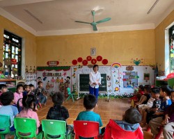 Hoạt động trải nghiệm chăm sóc chậu hoa cây cảnh của các bé 3,4,5 tuổi lớp mẫu giáo ghép Tìa Mùng