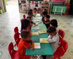Hoạt động trải nghiệm chăm sóc chậu hoa cây cảnh của các bé 3,4,5 tuổi lớp mẫu giáo ghép Tìa Mùng