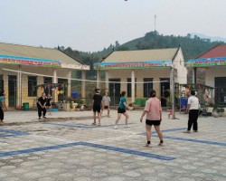 Cô giáo vận động phụ huynh đưa trẻ đến trường tại điểm bản Huổi Va A trường mầm non Hoa Ban – xã Tìa Dình.